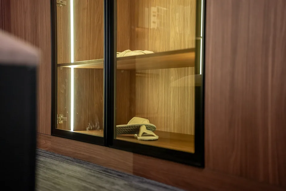 Holz und Glas im Arvion-Showroom