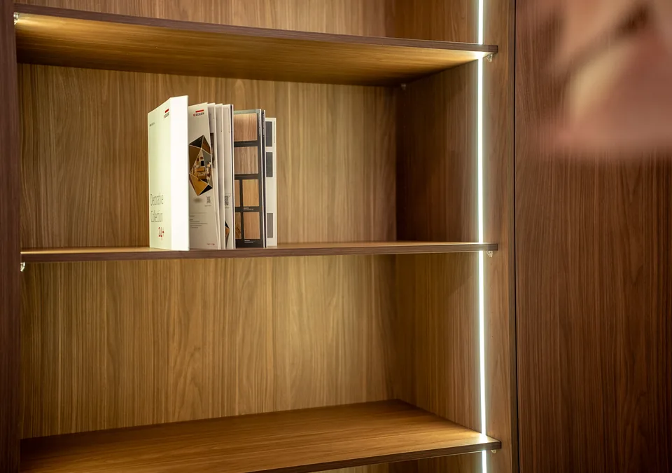 Beleuchtetes Holzregal im Arvion-Showroom