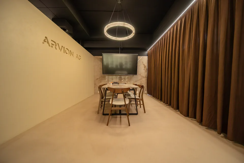 Beratungsplatz mit Arvion-Schriftzug im Showroom