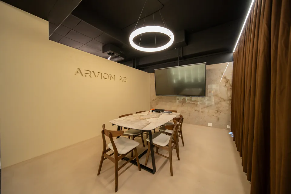 Beratungstisch im Arvion-Showroom