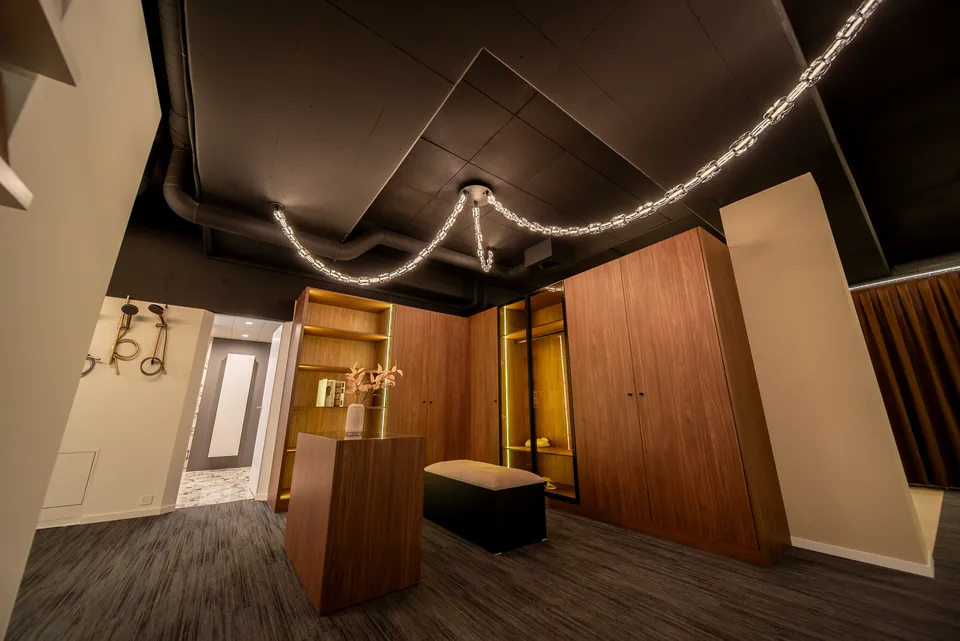 Holz- und Lichtkonzept im Arvion-Showroom