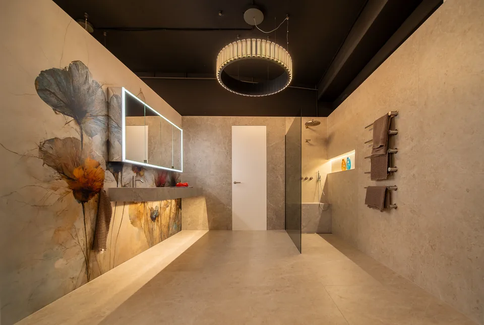 Waschplätze und Materialkombinationen in der Arvion-Ausstellung