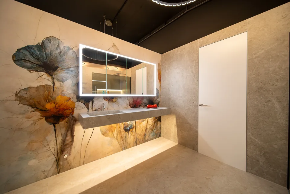 Designer-Waschplatz mit floralem Dekor im Arvion-Showroom