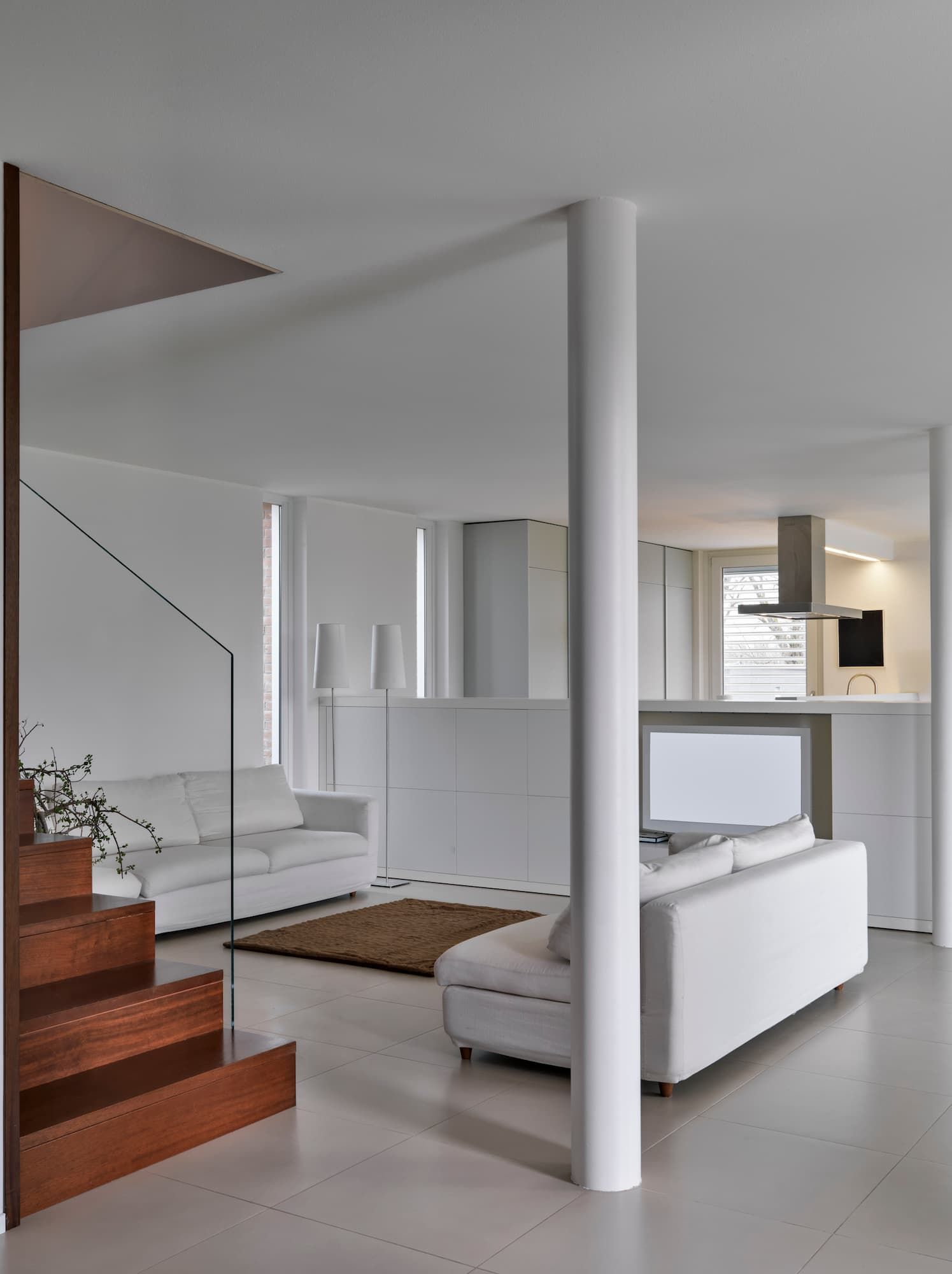 Heller Wohnraum mit massgefertigter Holztreppe