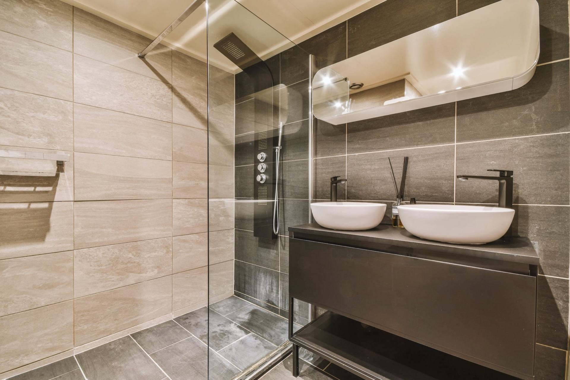Modernes Badezimmer nach Badumbau durch Arvion AG
