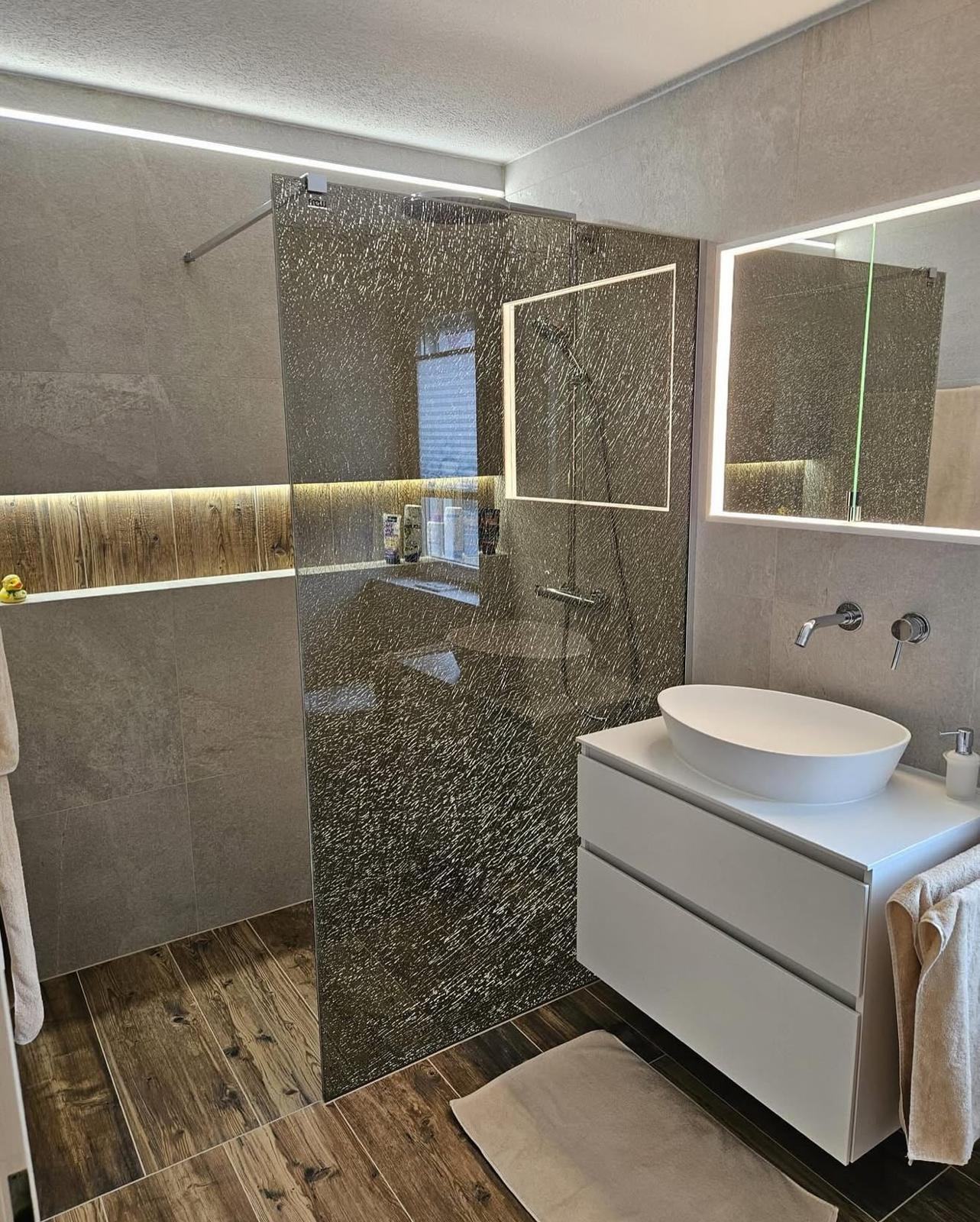 Badumbau Projekt: modernes Bad mit Dusche